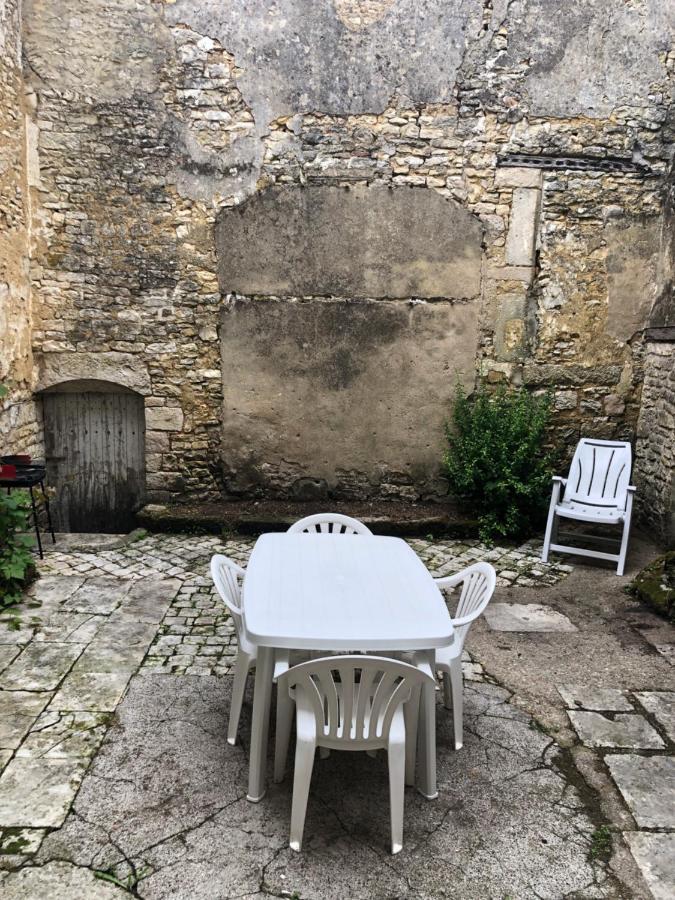 Cosy Appartement Au Plein Centre De Ruffec Exteriér fotografie